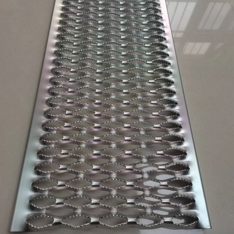 鳄鱼嘴防滑板不锈钢鱼鳞起鼓鱼眼孔楼梯平台铝合金齿形防滑脚踏板