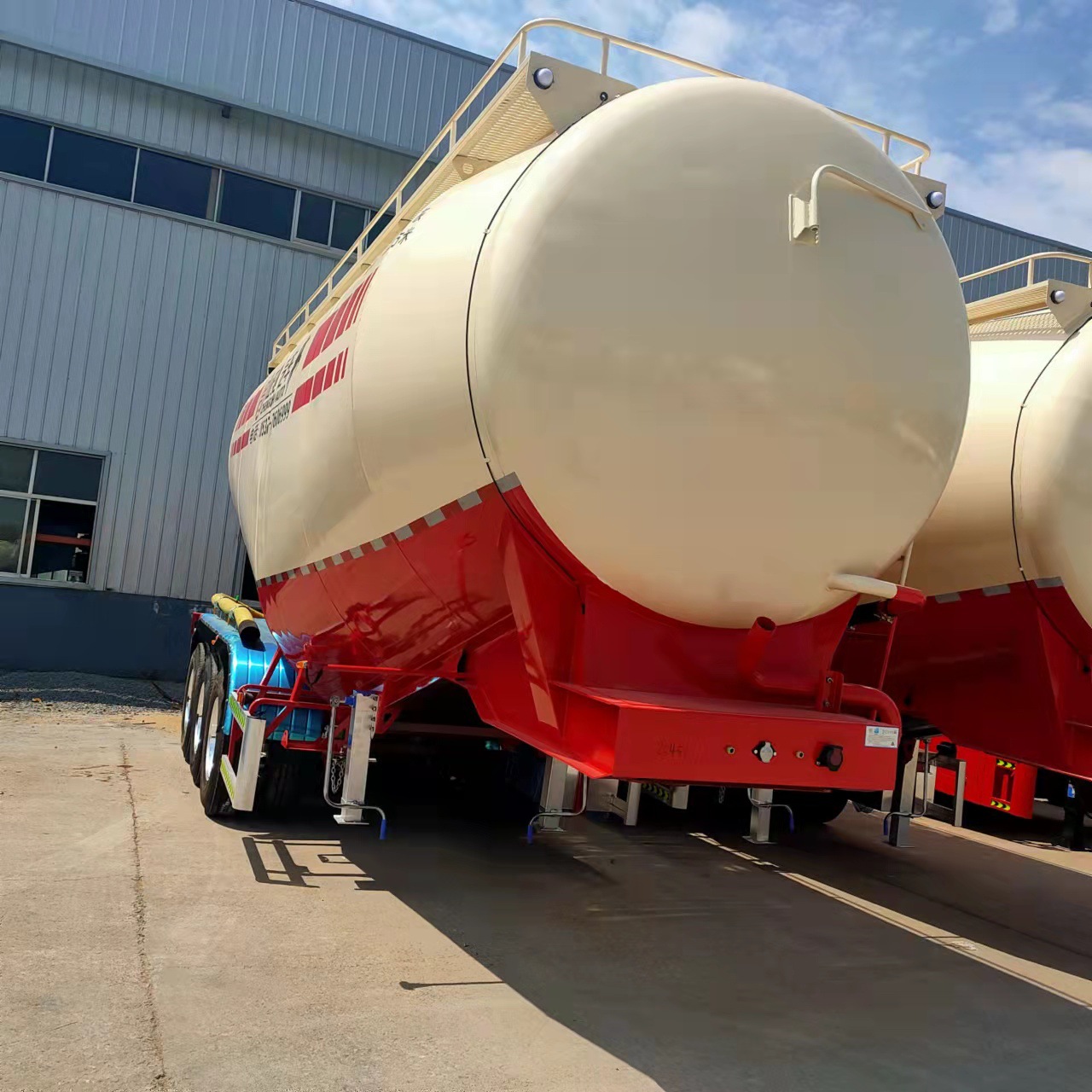 低密度粉粒物料运输半挂车散装水泥罐车粉粒物料运输车6