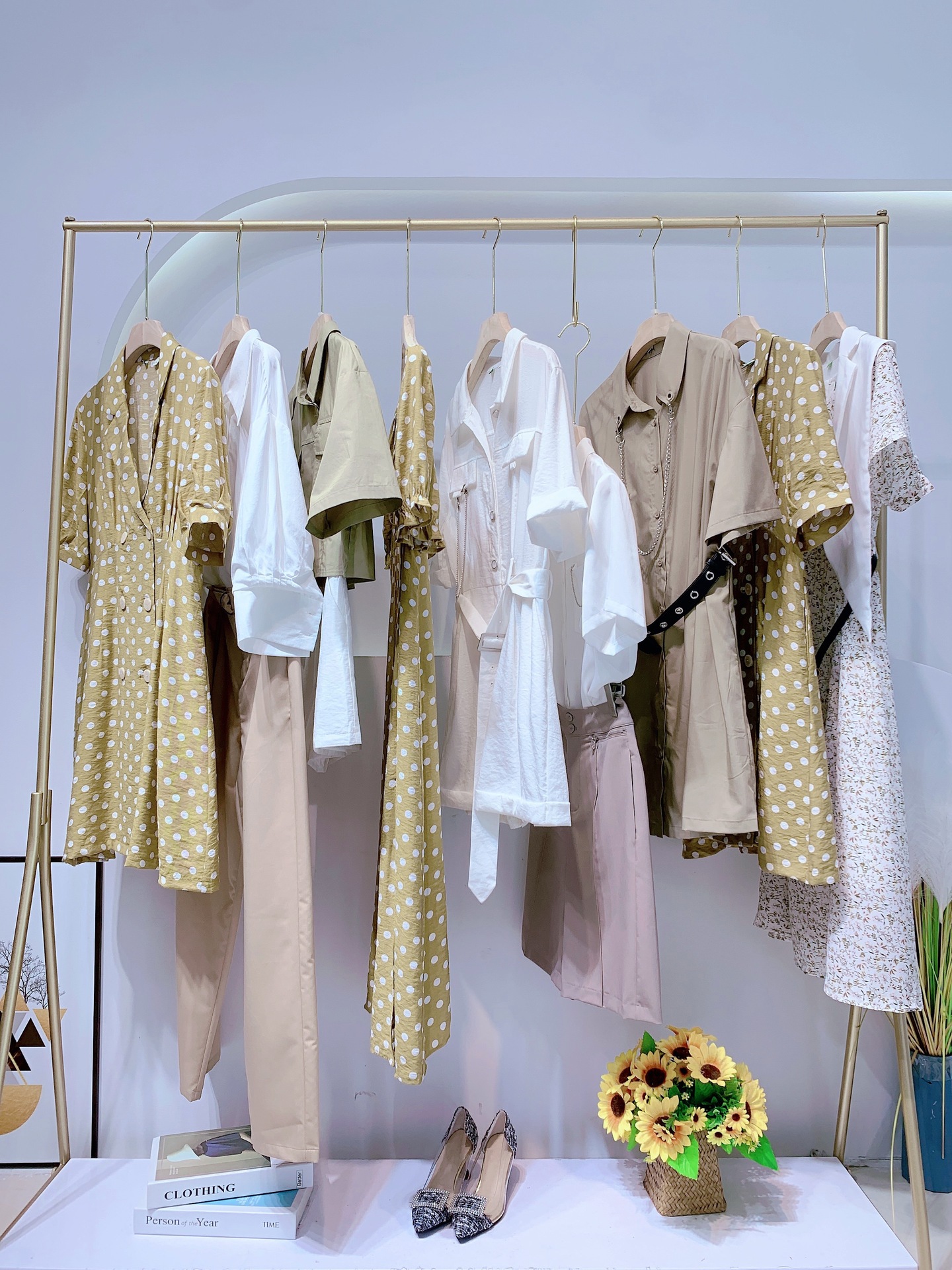 爱依服 品牌折扣女装尾货批发货源 广州十三行档口拿货 厂家直供