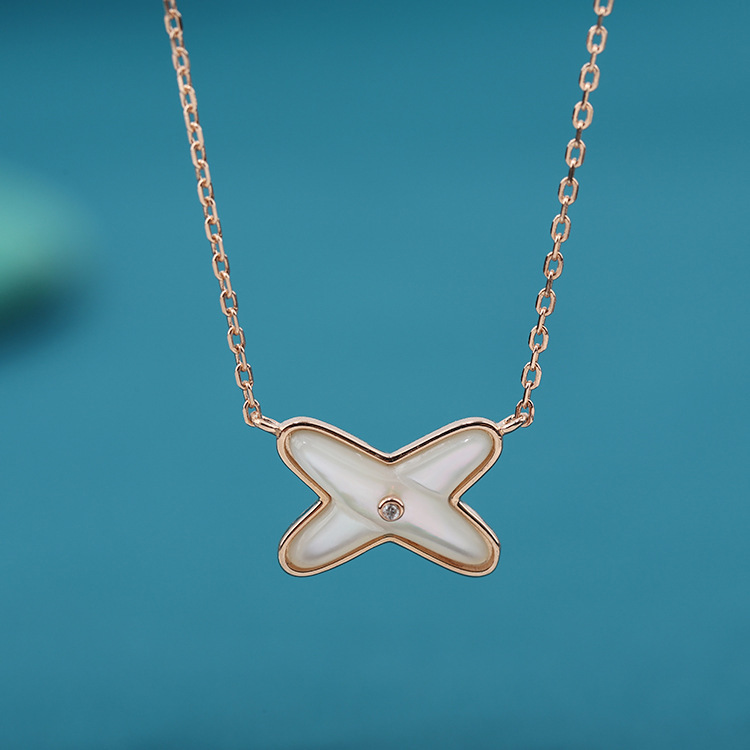 尚美交叉项链女s925银电镀18k厚金锁骨链白贝母x字母吊坠