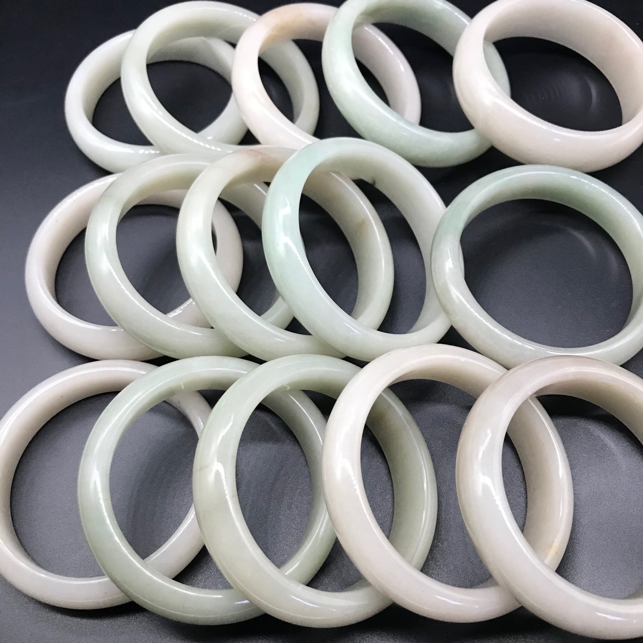 天然内蒙佘太翠透水料飘绿手镯佘太翠玉手镯直播供货量大从优