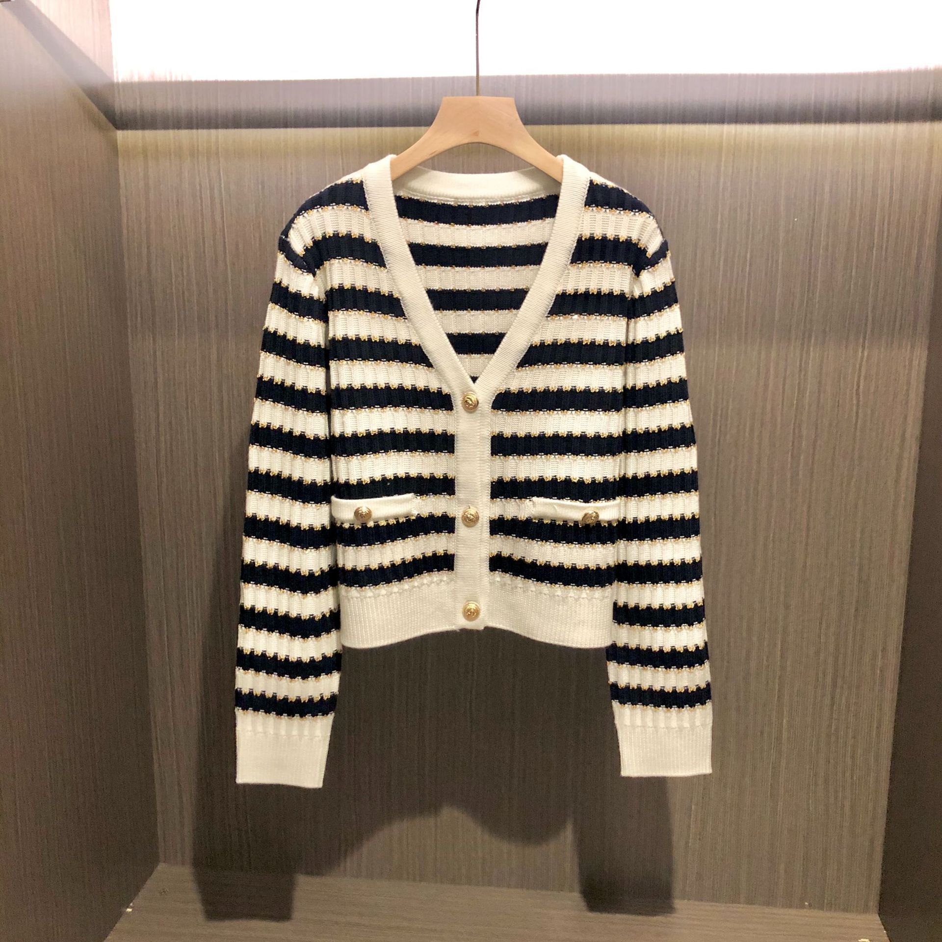 8897大香夹色小开衫2023早春新款v领蓝白条纹羊毛短款针织上衣女