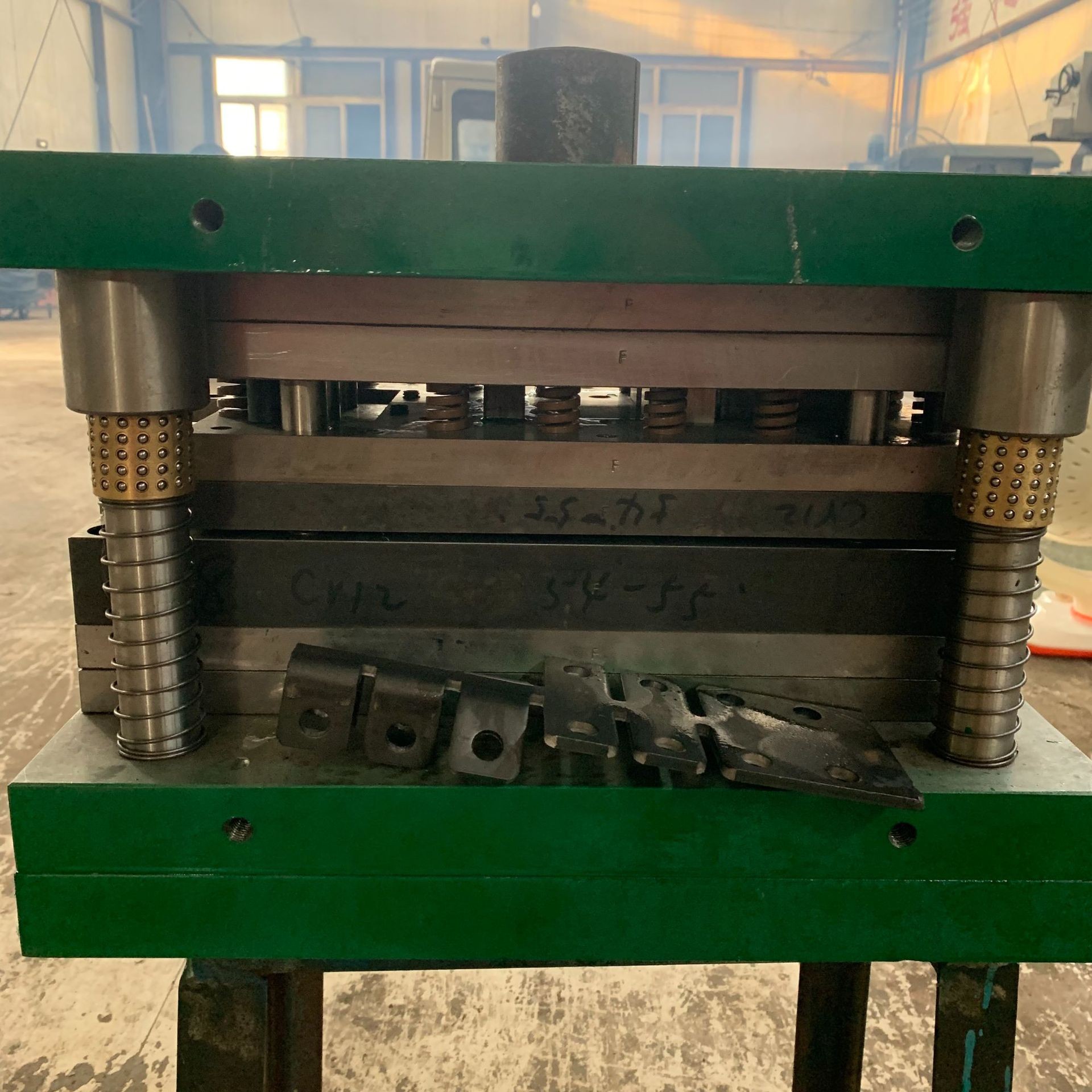 厂家供应模具  精密冲压模具  金属成型冲压模具