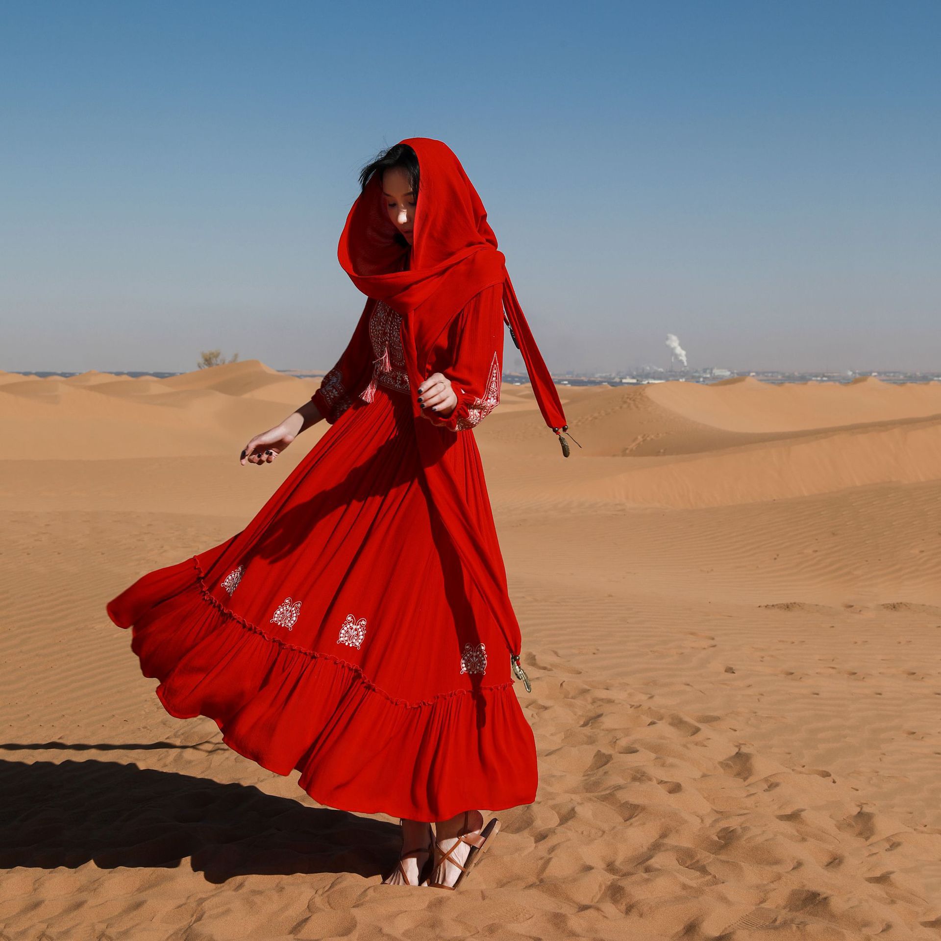 云南旅游显瘦裙子三亚超仙海边沙滩大红裙沙漠长裙衣成森林女f645