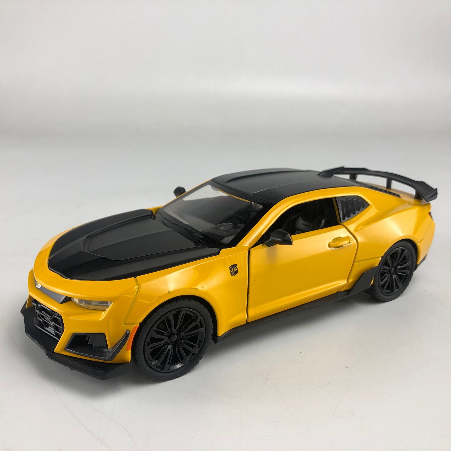 车致变形金刚款大黄蜂雪佛兰科迈罗1:24声光回力合金汽车模型玩具