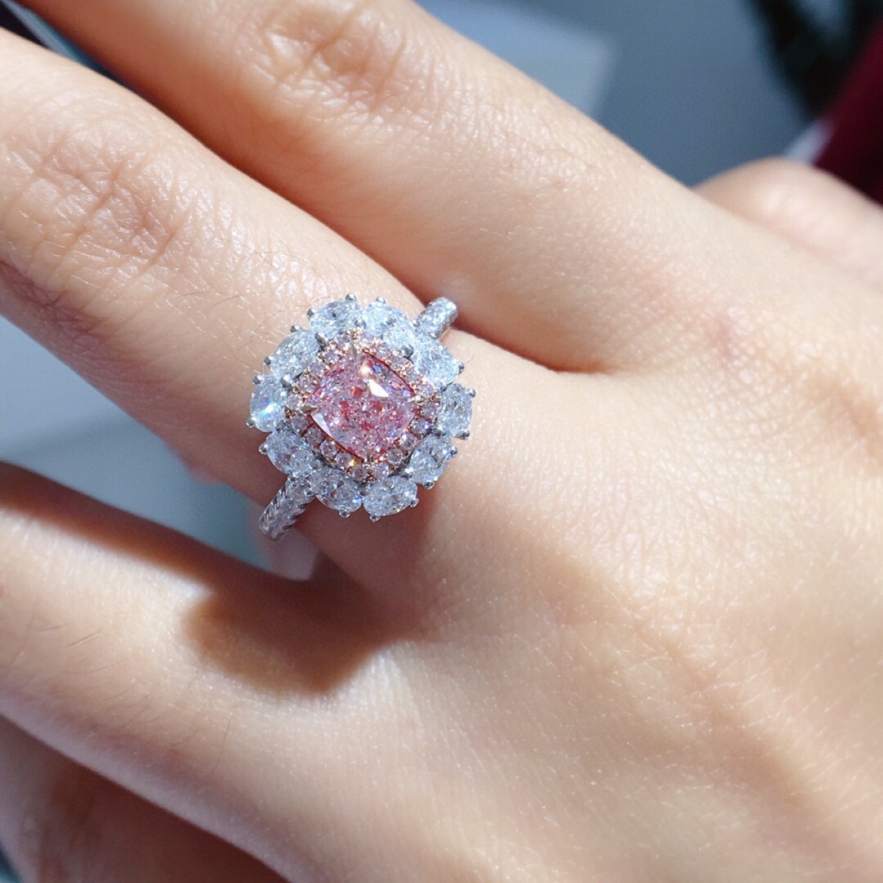 一克拉方形粉钻戒指  挑选高品质椭圆形白钻围绕主钻镶嵌而成 整体