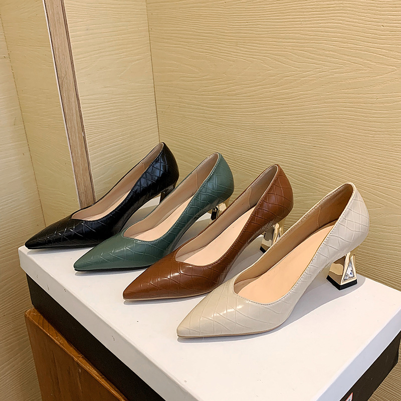 d225百搭浅口尖头鞋石头纹2022春夏新品ins风电镀跟大码女鞋41-43