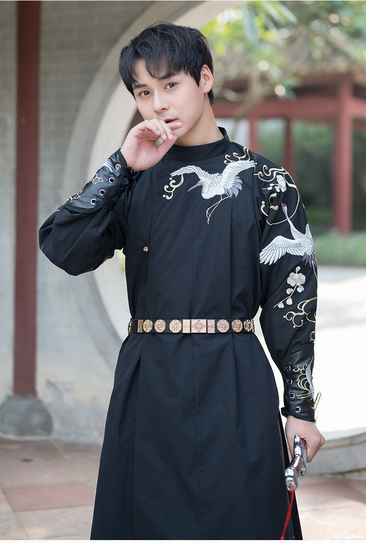 m,l,xl,xxl颜色黑色圆领袍,红色圆领袍,腰带(均码),仅护腕(一对),黑色