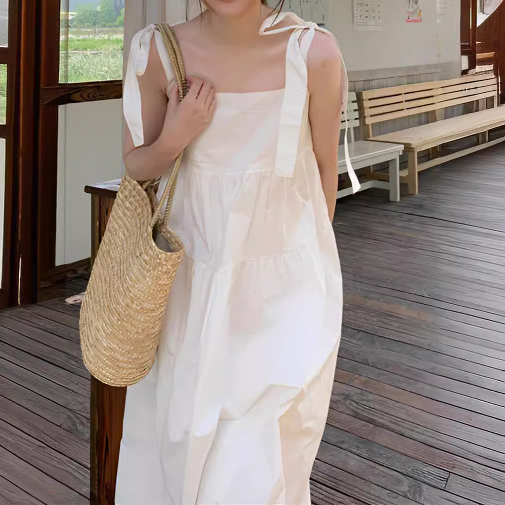 夏日多巴胺吊带蓝色连衣裙夏季学生党显瘦白色甜美宽松小清新裙子