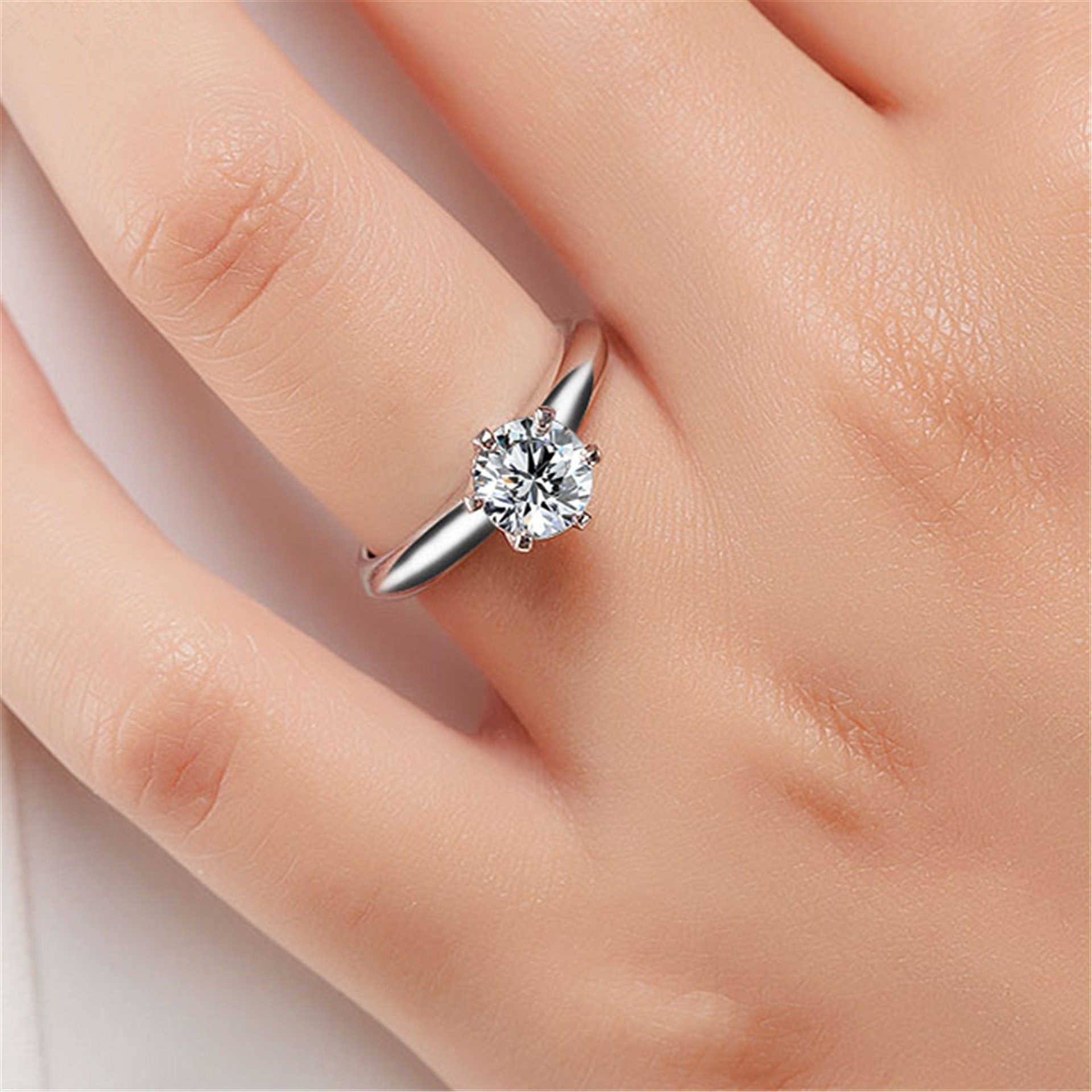 经典六爪莫桑石戒指女18k白金铂金美国1克拉钻戒仿真钻求婚戒指