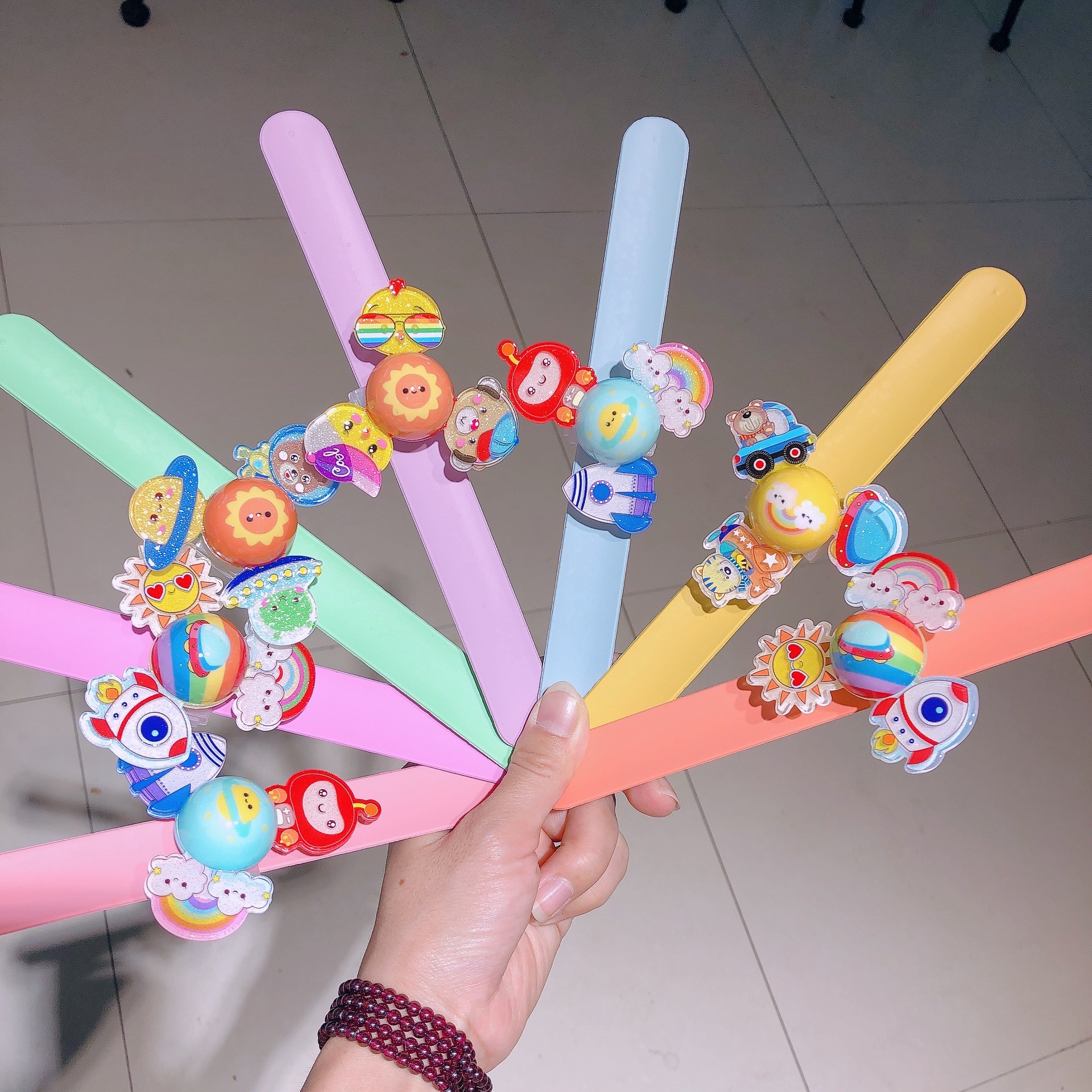 男女宝汽车飞机火箭卡通啪啪圈儿童发光旋转闪灯手环玩具带灯手镯