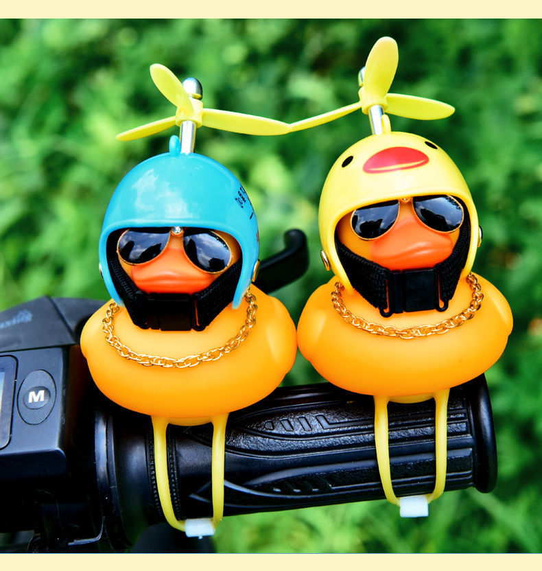 小黄鸭车载摆件汽车上抖音同款社会网红头盔摩托车外破风鸭子车饰