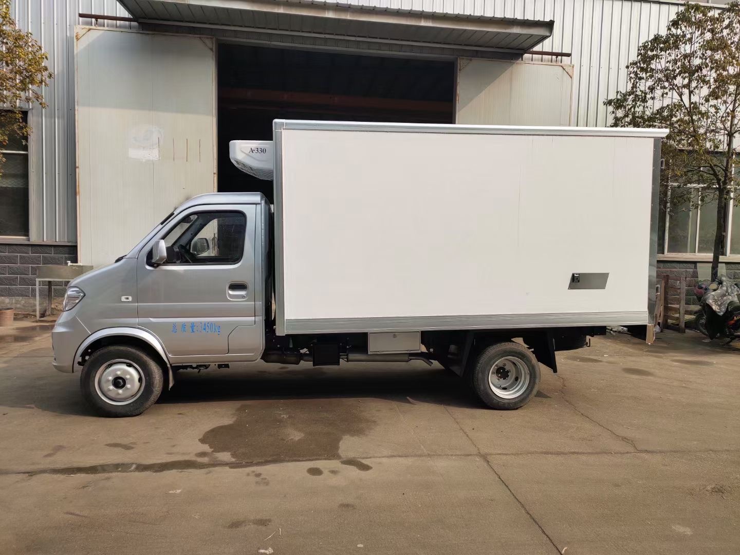 重庆小康单排小货车 小冷藏车 拉新鲜蔬菜瓜果车 冷冻车厂家