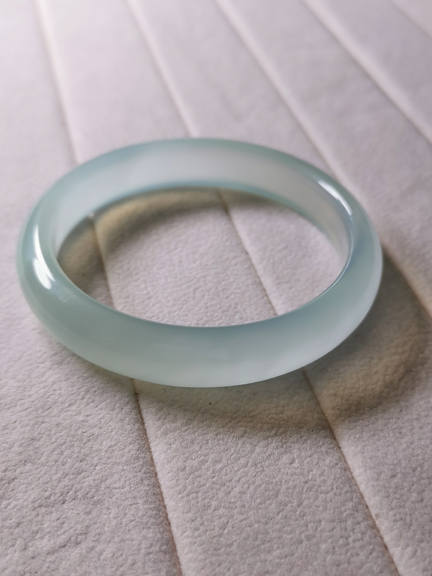 天然湖水绿玉髓手镯女款细条玉镯子玛瑙翡翠手镯清新冰透少女款