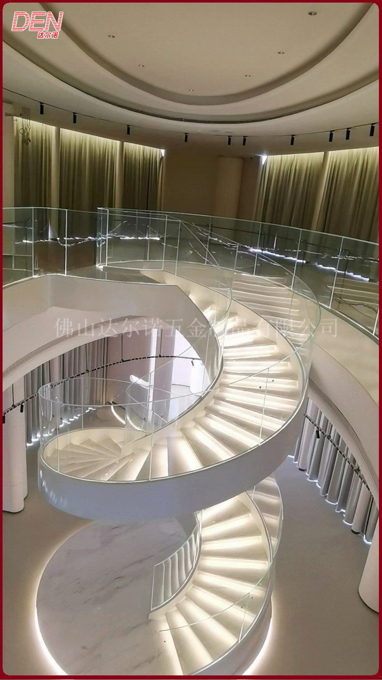 专业定做高档别墅玻璃楼梯 钢结构楼梯 弧形旋转玻璃楼梯