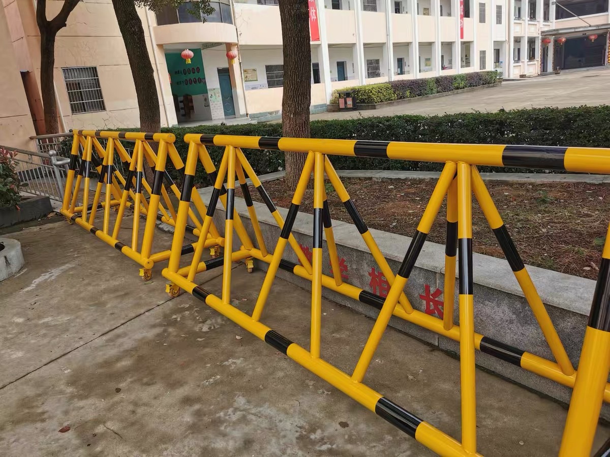 拒马路障移动护栏学校门口护栏隔离栏防冲撞路障钢管幼儿园围栏