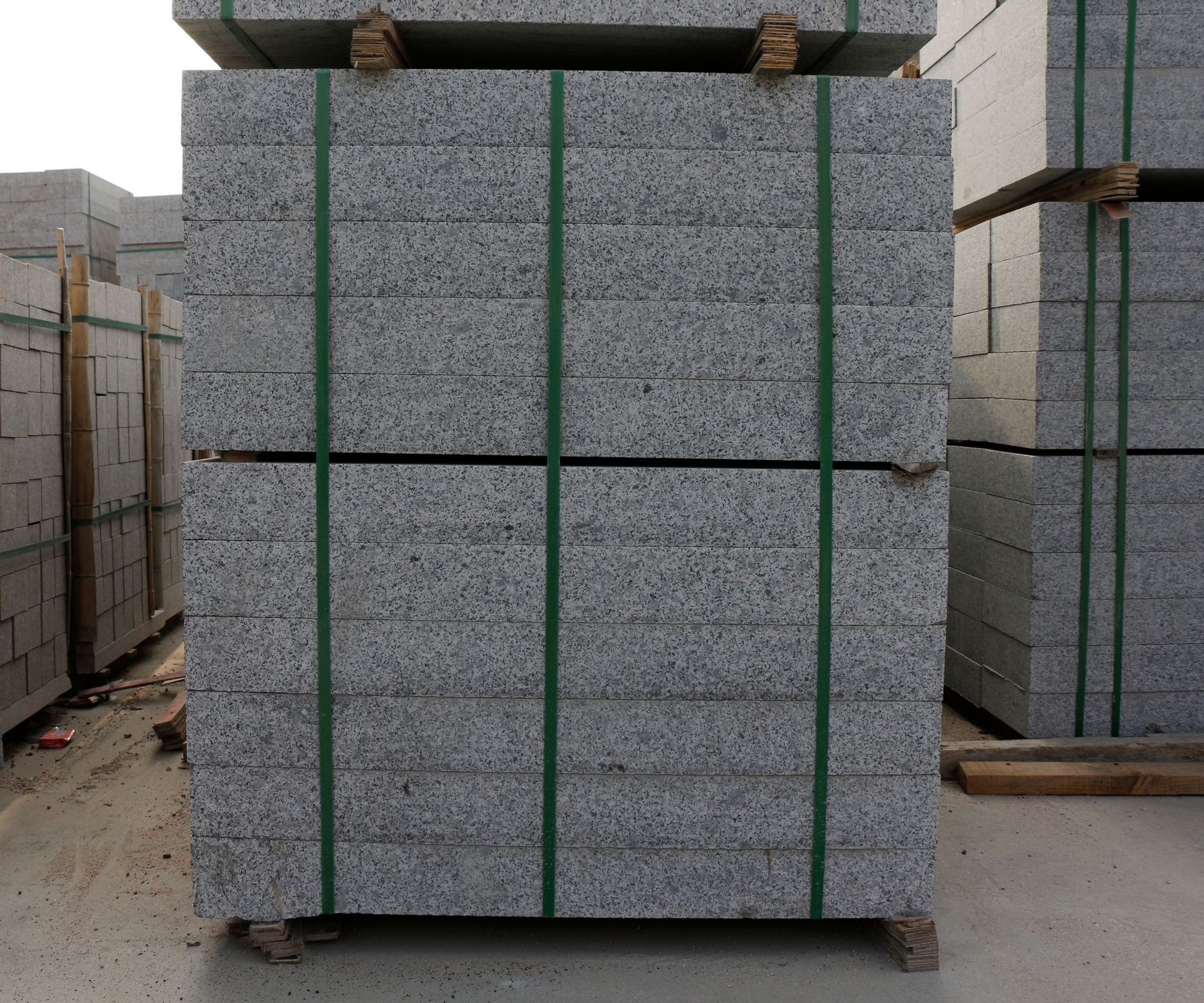 浅灰色倒角路沿石山东芝麻灰路侧石机切面路边石价格实惠现货批发