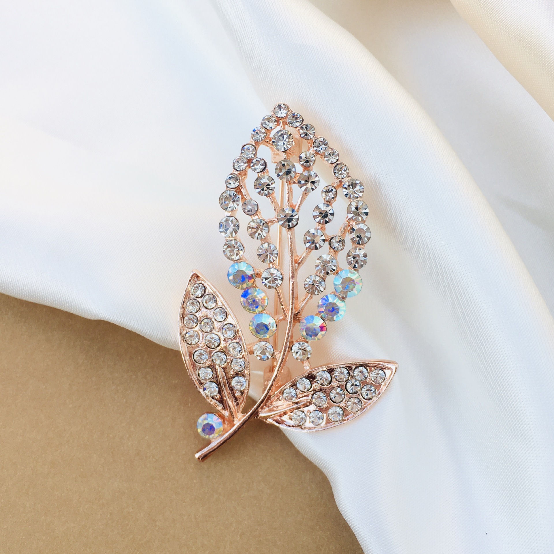 High-End Full Diamond Light Luxury Temperament Brooch High-Grade Exquisite Swan Leaves Cute Japanese Style Female Cardigan Pin Ornament