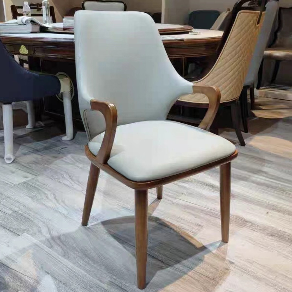 北欧实木扶手椅包布艺餐厅书房桌椅软现代简约家用橡木靠背椅子