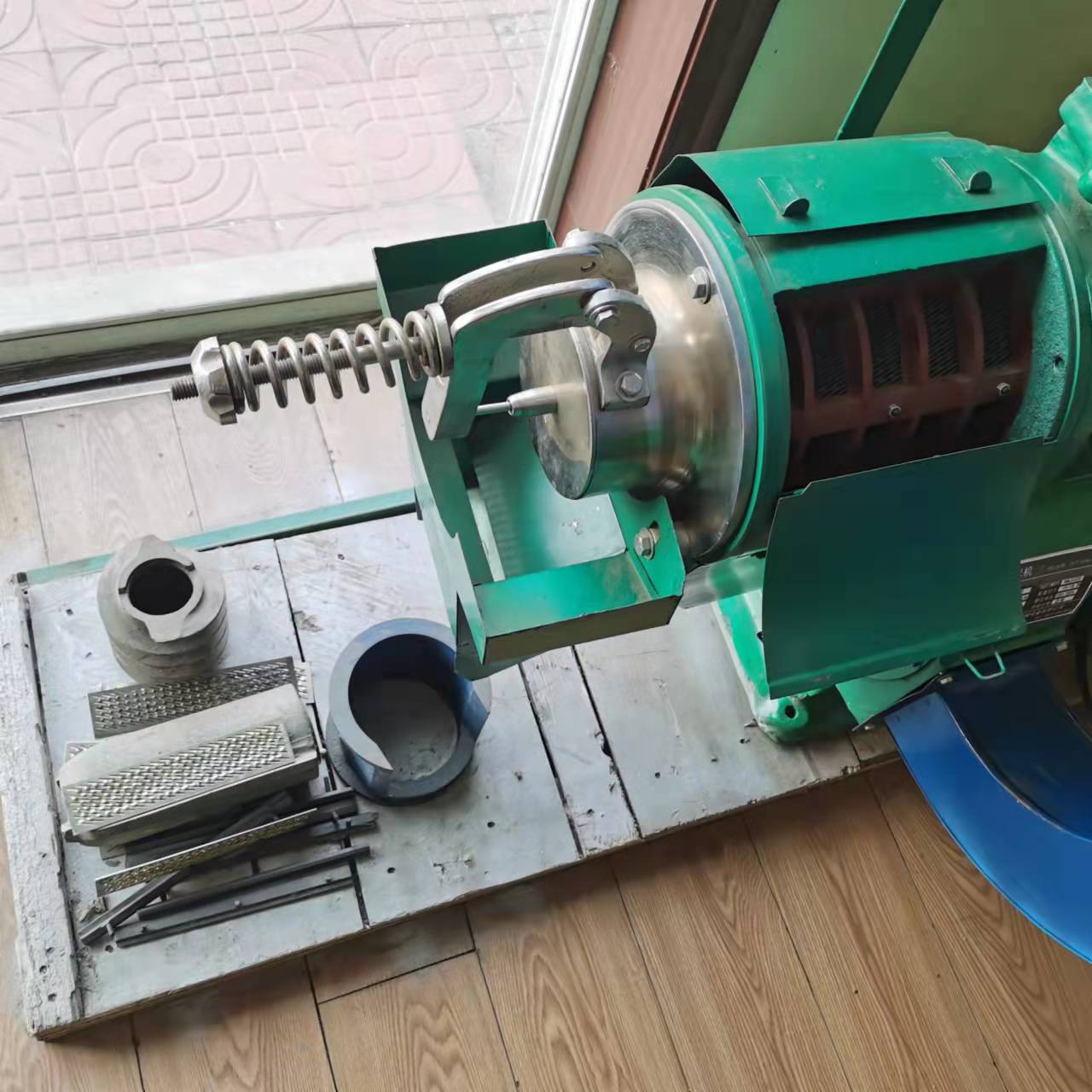 谷子去皮砂轮碾米机 家用小型水稻碾米机 玉米脱皮打碴机