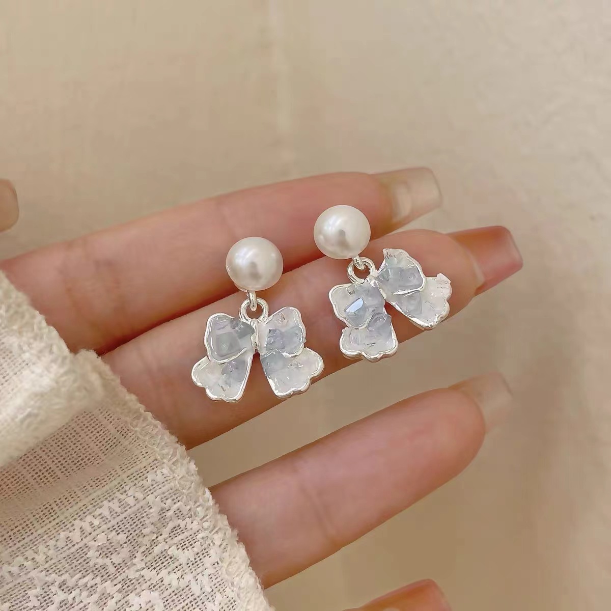 Light Luxury High-End All-Match Fog Blue Crystal Bow Pearl Stud Earrings for Women Ins Trendy Niche Design Earrings Earrings