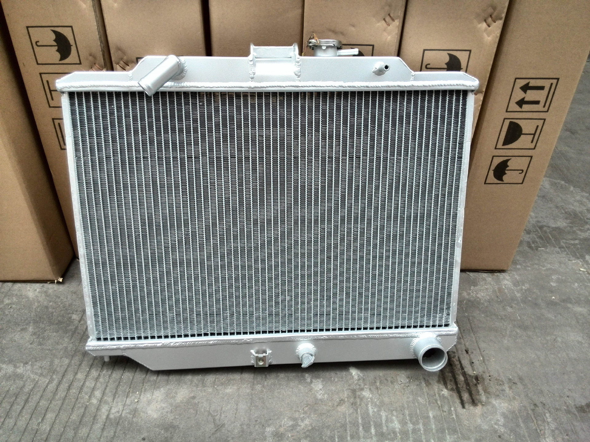 适用于日产面包车新款e25-ed30全铝水箱 unvan e26 nv350 td27