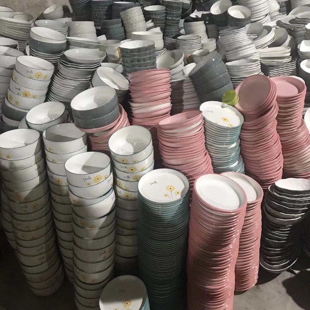 大量批发网红陶瓷餐具尾货1.5元釉下彩杂件陶瓷地摊库存货源碗盘