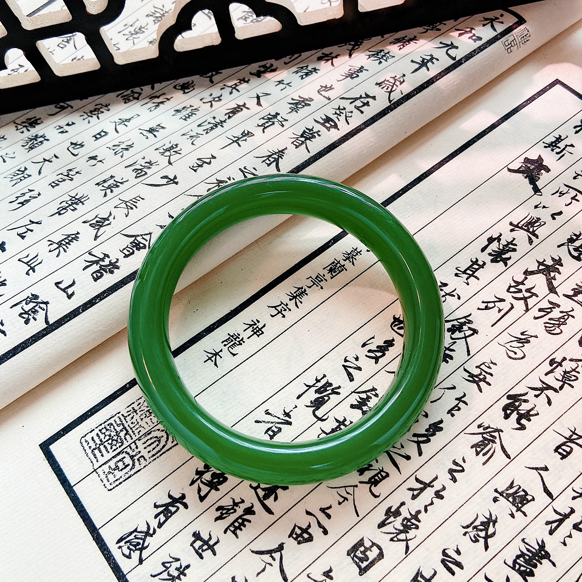 批发新疆绿玉髓手镯仿和田玉翡翠玉女菠菜绿玉翡翠色时尚手环镯子