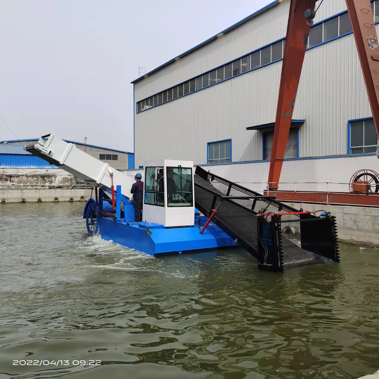 0成交0台泡沫水草打捞船 水面杂草收集打捞机械 小型平板水生植物打捞