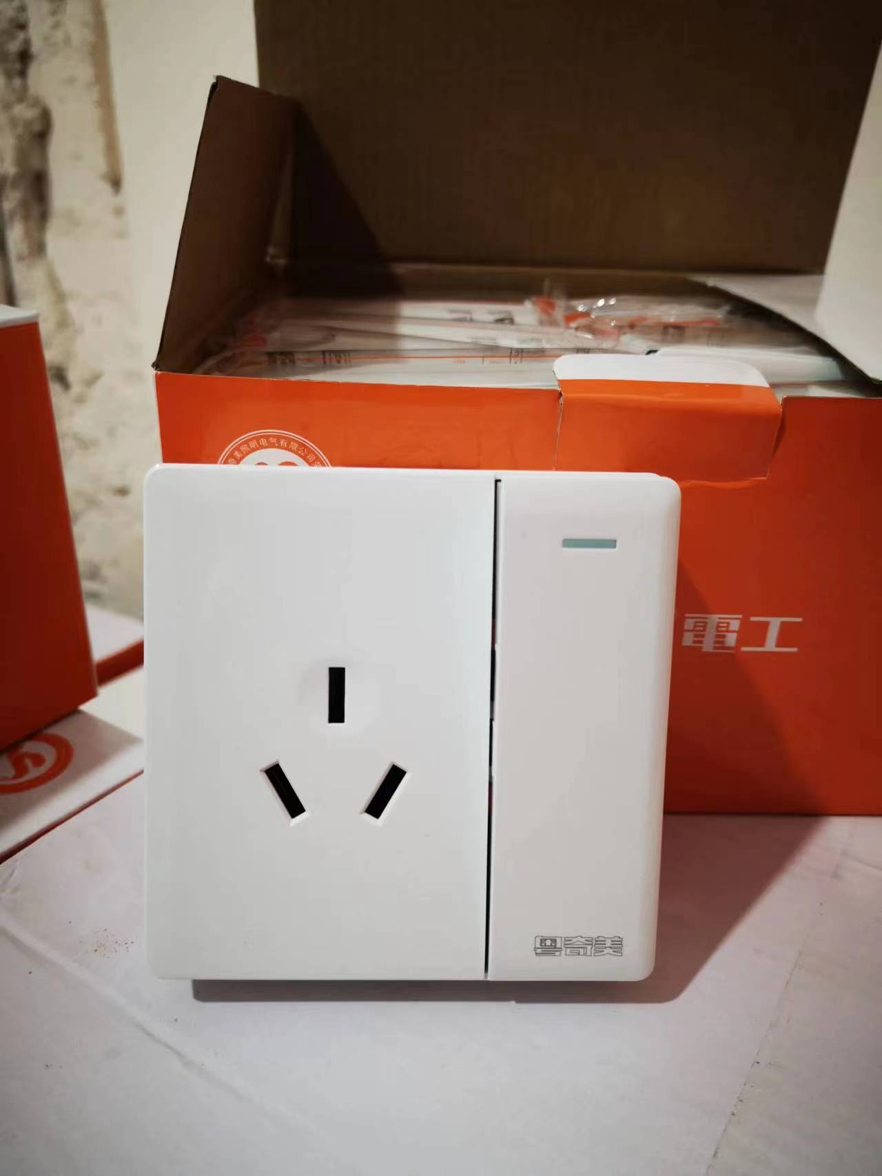 粤奇美明装开关面板插座m8系列,白色大板,全国联锁品牌2.5元起