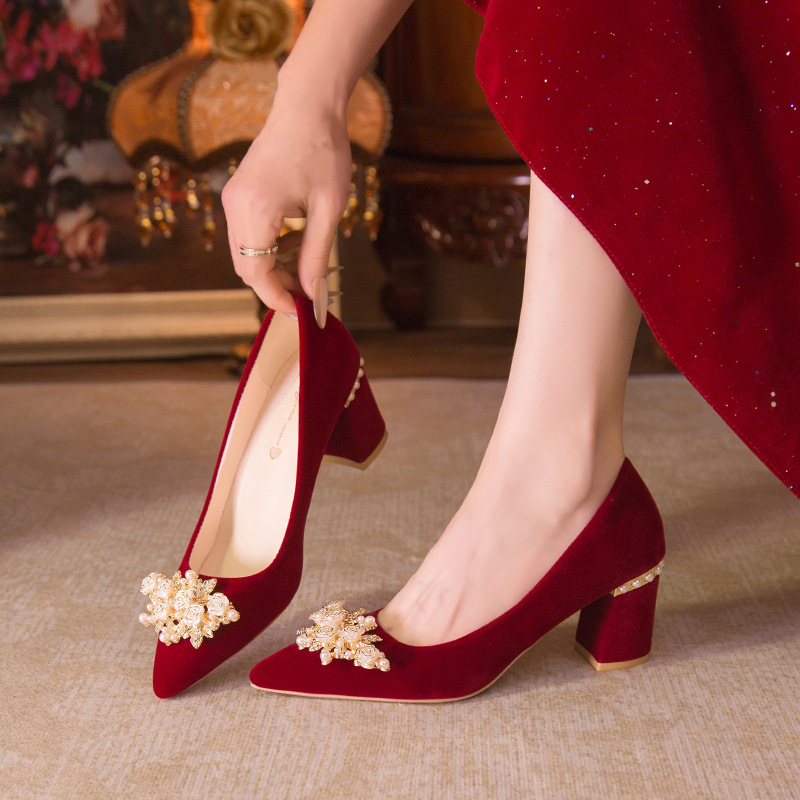 酒红色结婚鞋秀禾高跟鞋女粗跟尖头单鞋不累脚新娘鞋批发价-阿里巴巴
