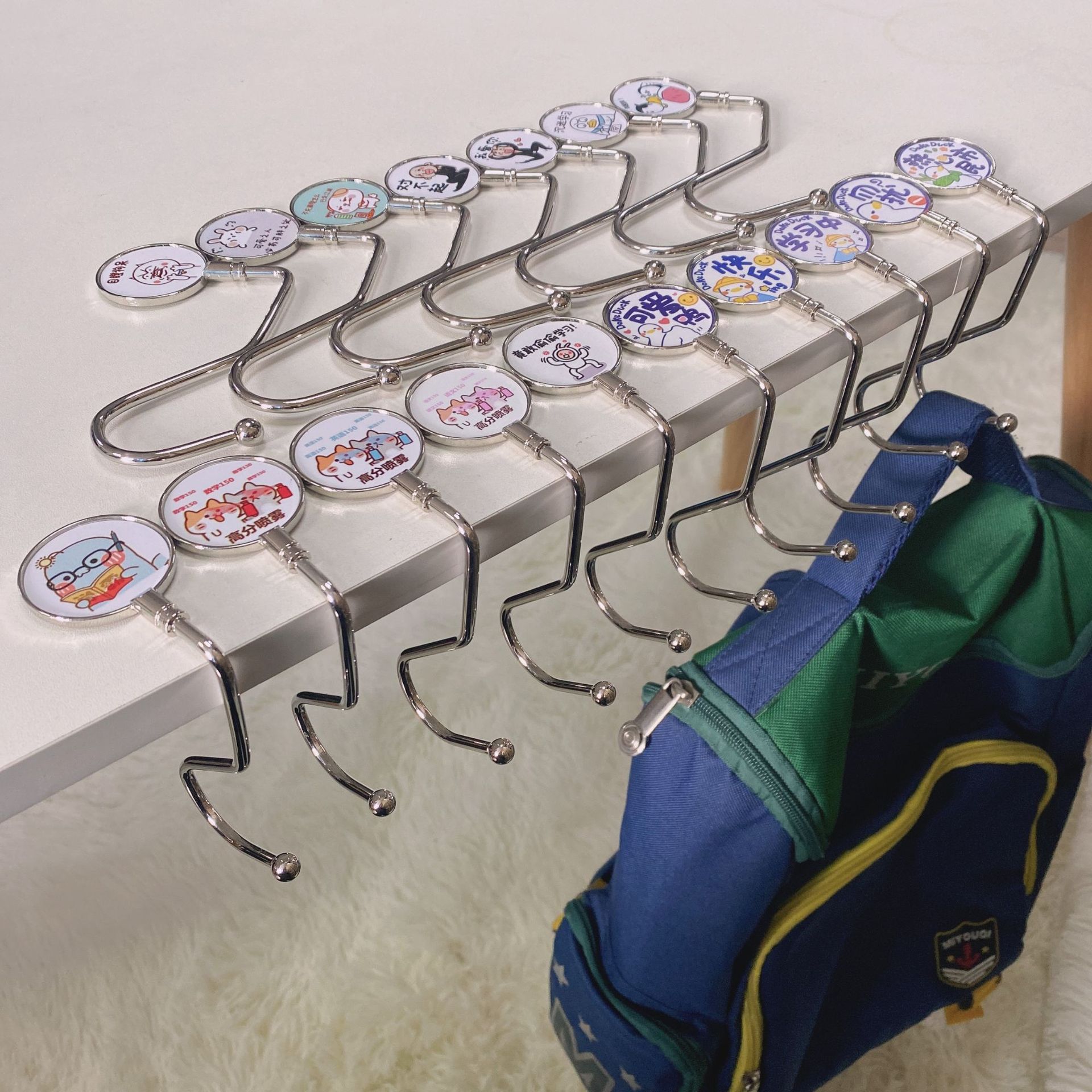 学生书包挂钩课桌边免粘免贴免安装可拆卸无痕胶条挂包钩(包邮)