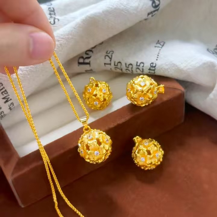 越南沙金新中式复古玲珑绣球花项链镶钻绣花球吊坠国风时尚锁骨链