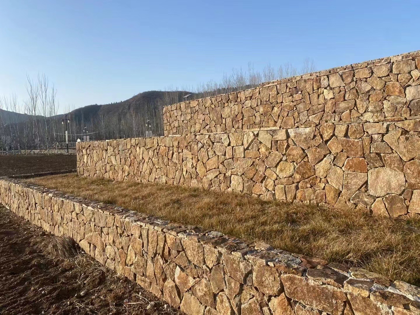 砂岩乱型石冰裂纹网贴黄色红色砂岩乱型护坡石片石毛石挡土墙石