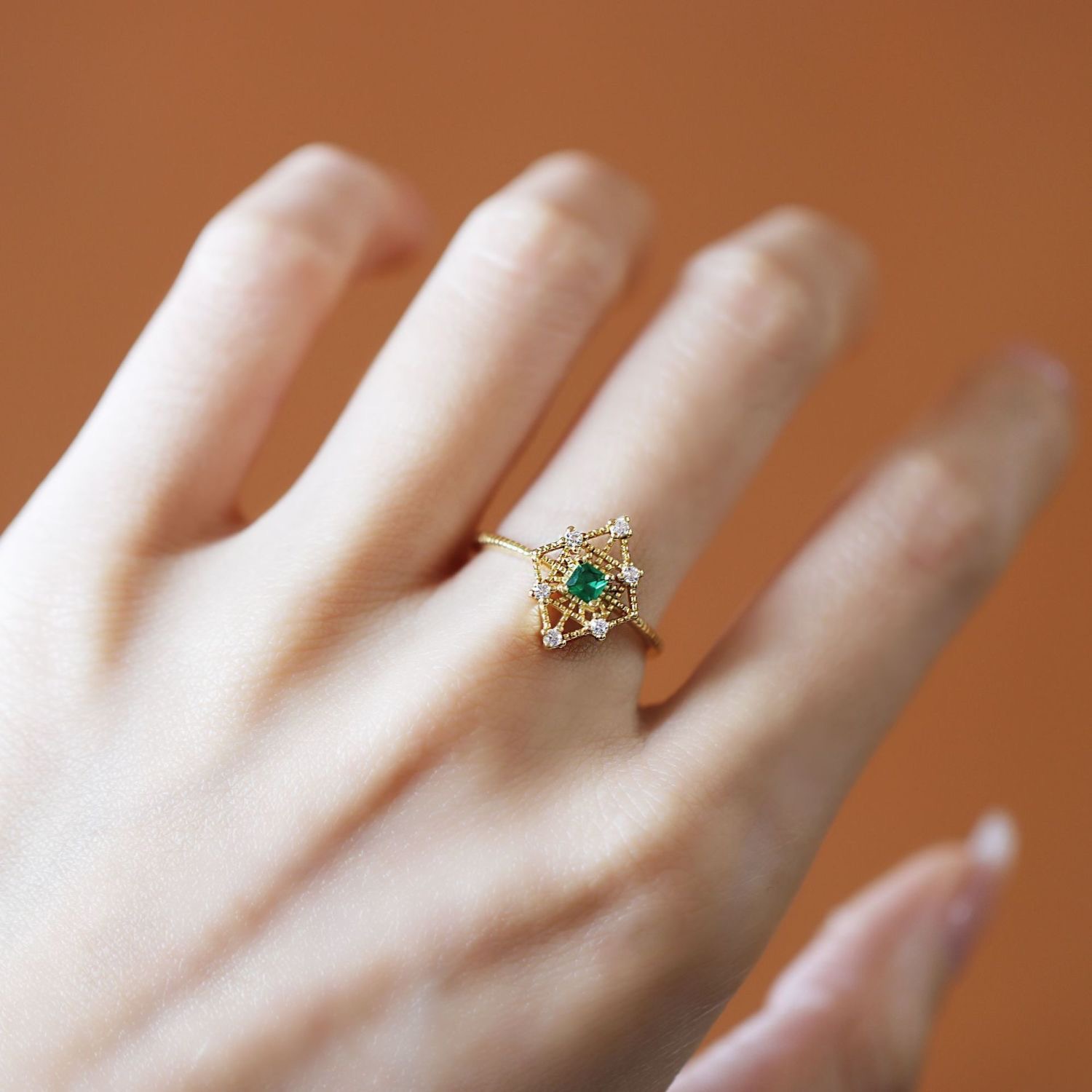 小众日式轻奢铜材质镶嵌祖母绿镂空雕花开口可调节戒指批发批量