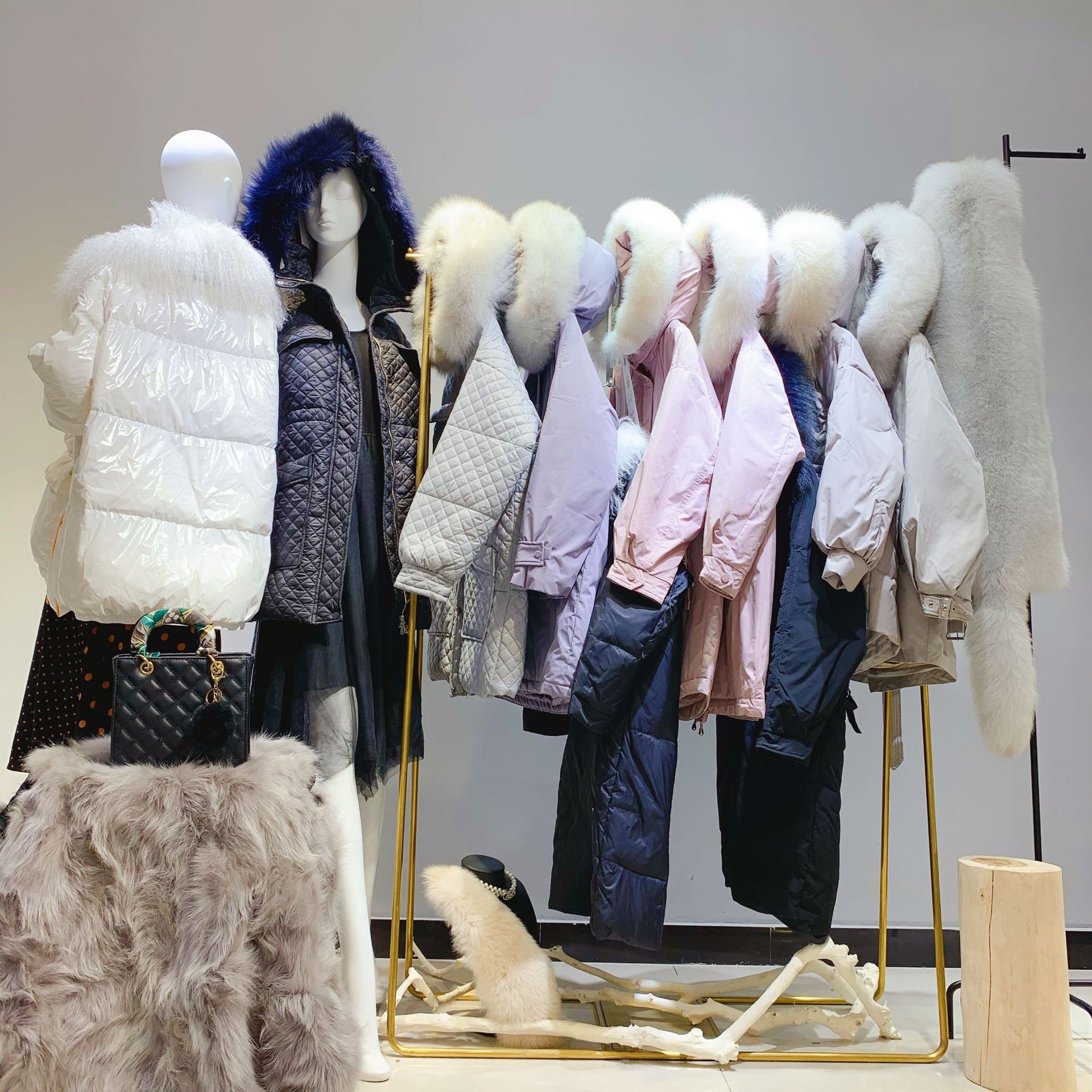 品牌折扣女装批发 冬装毛领羽绒服 杭州四季青服装实体店直播货源