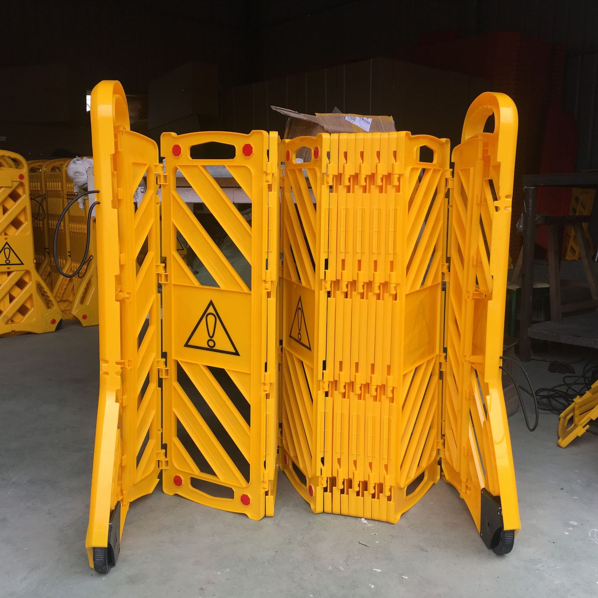 塑料临时可移动折叠伸缩工作区电梯出入口维修保养隔离防护栏