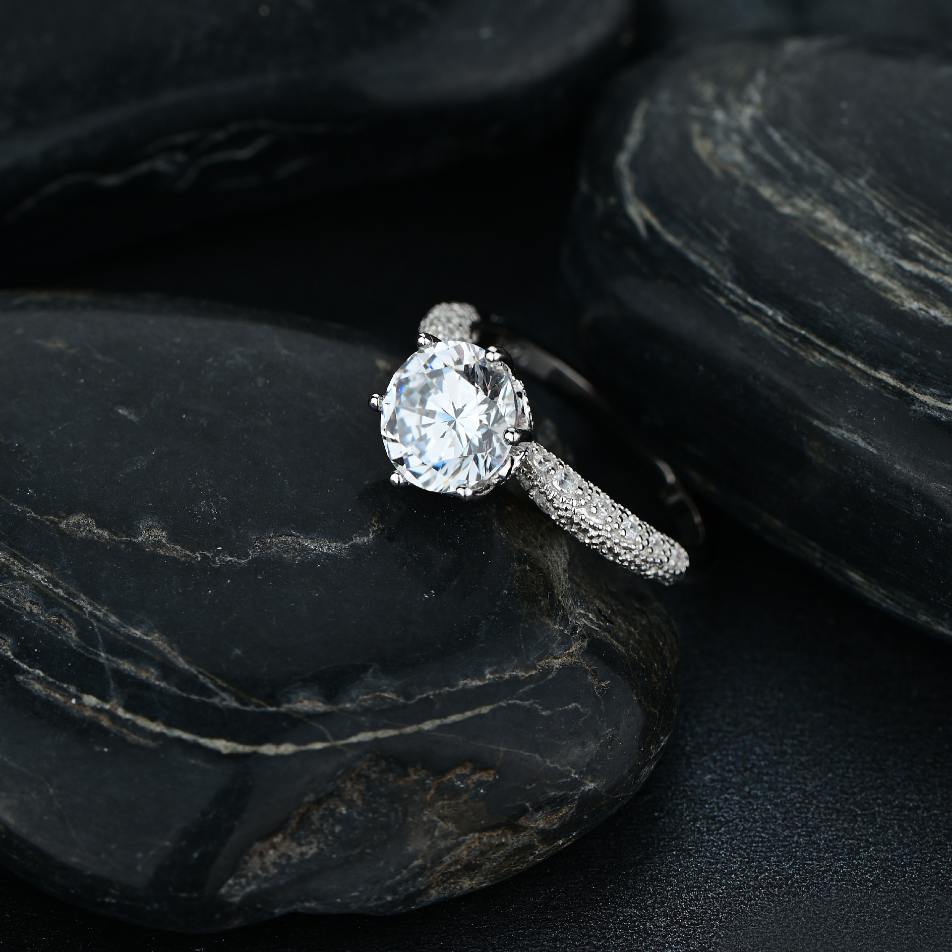 金萌珠宝六爪皇冠纯银经典一克拉镶钻戒壁华丽仿真钻石戒指女