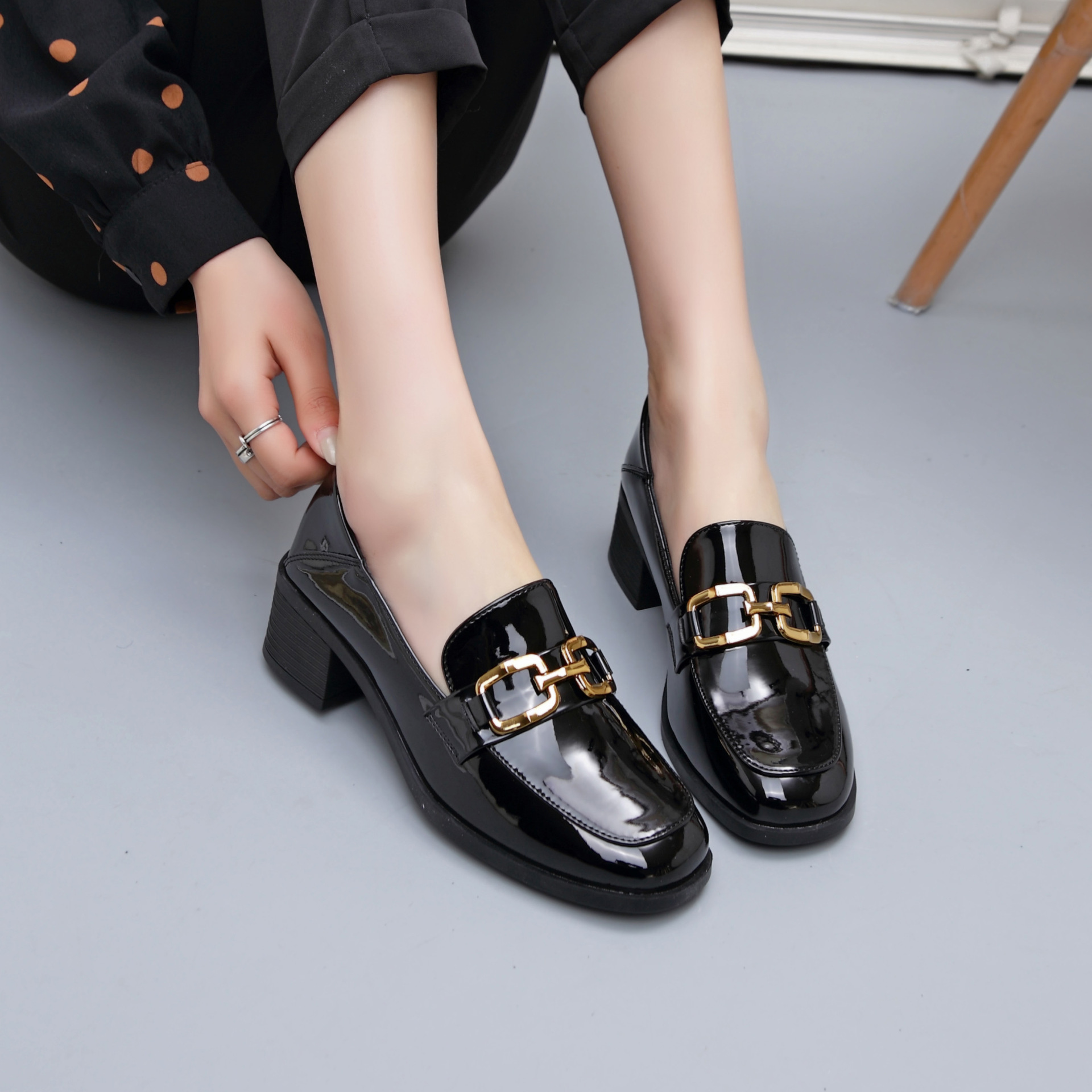 定制新款马衔扣乐福鞋女单鞋 软皮粗跟亮皮皮鞋职业中年妈妈鞋子