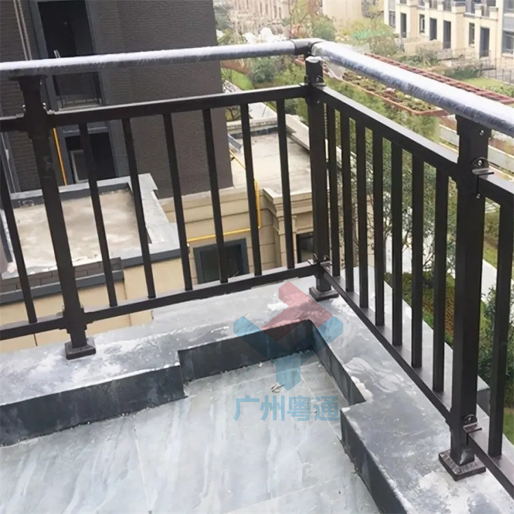 阳台护栏 锌钢烤漆组装式阳台护栏 商品楼防护栏杆型材出售