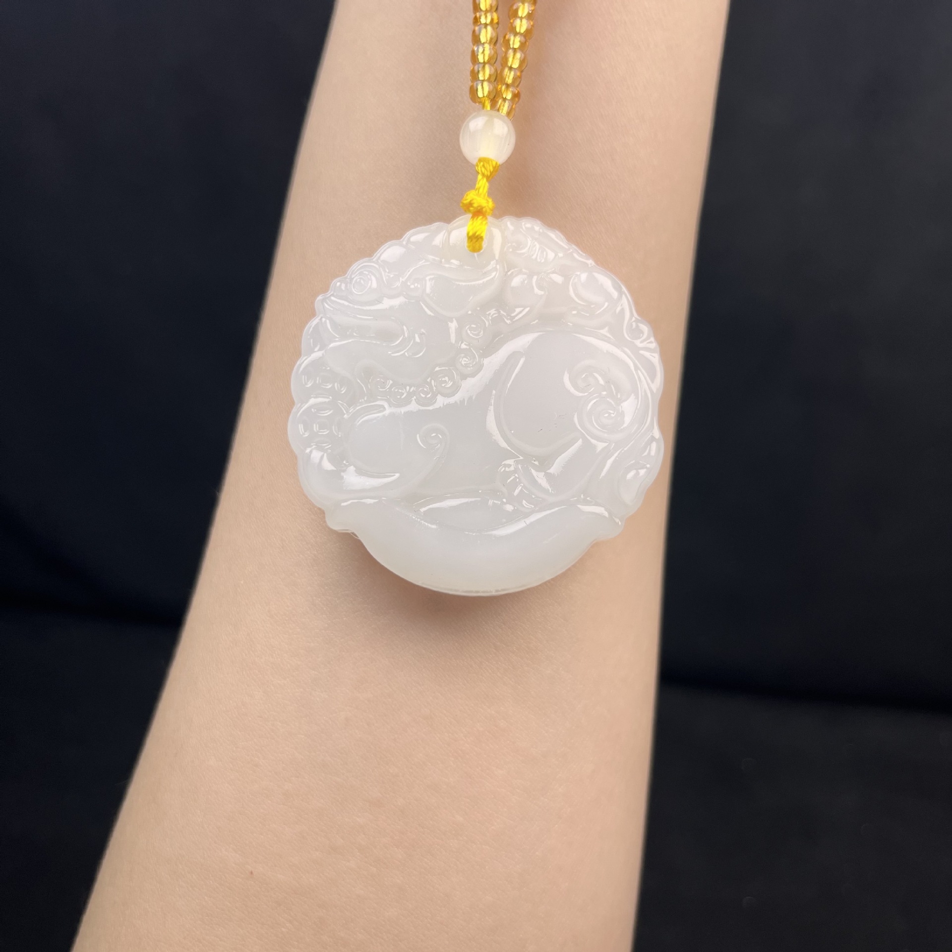 新中式轻奢仿汉白玉抱球麒麟无事牌玉坠项链厂家直供直播爆款