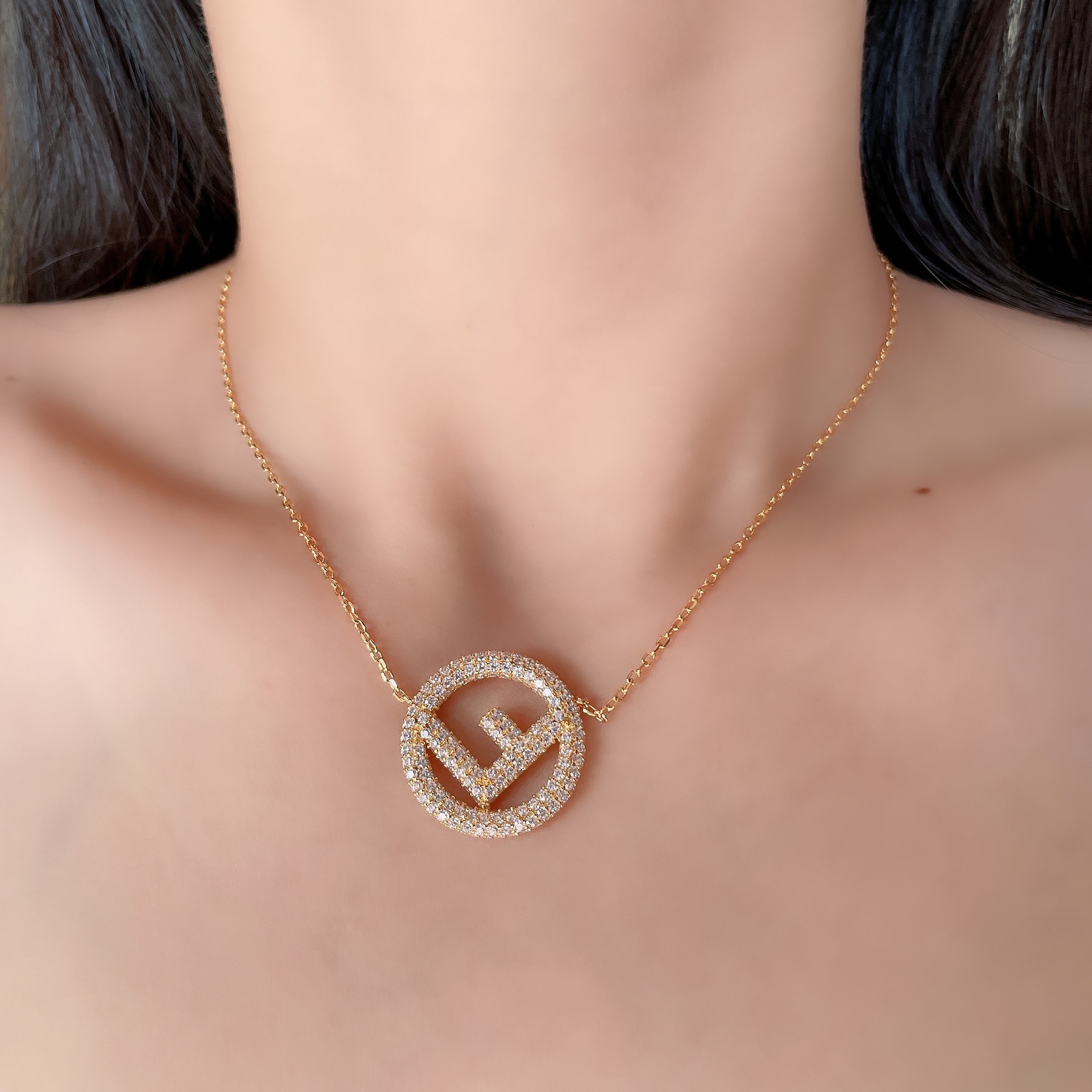 韩版网红明星项链女f满钻黄铜镀金项链女式吊坠镶钻字母f吊坠项链