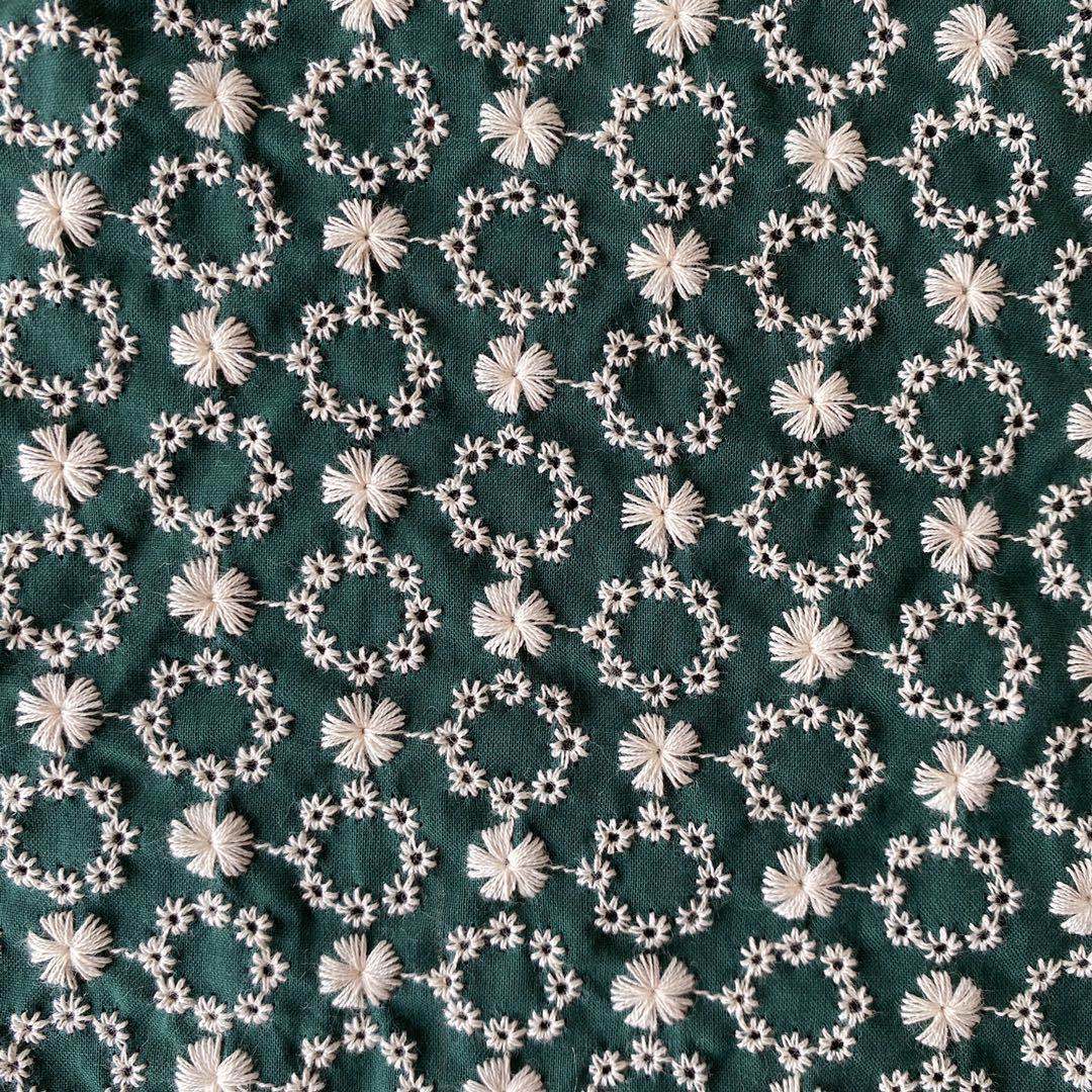 多色 染色棉布绣花面料 9088棉布冲孔绣花布 几何镂空 染色绣花布-阿