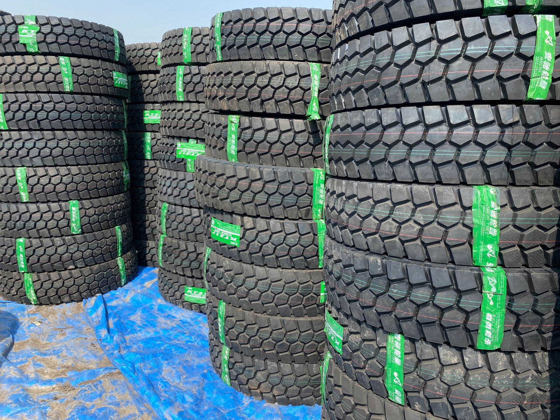 沙驼217四块 1200r20重载百吨王轮胎 沙驼雪莲轮胎 安驰 路鳌轮胎