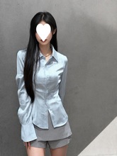 辣妹风polo领设计感缎面衬衫女早春季新款感收腰修身长袖衬衣