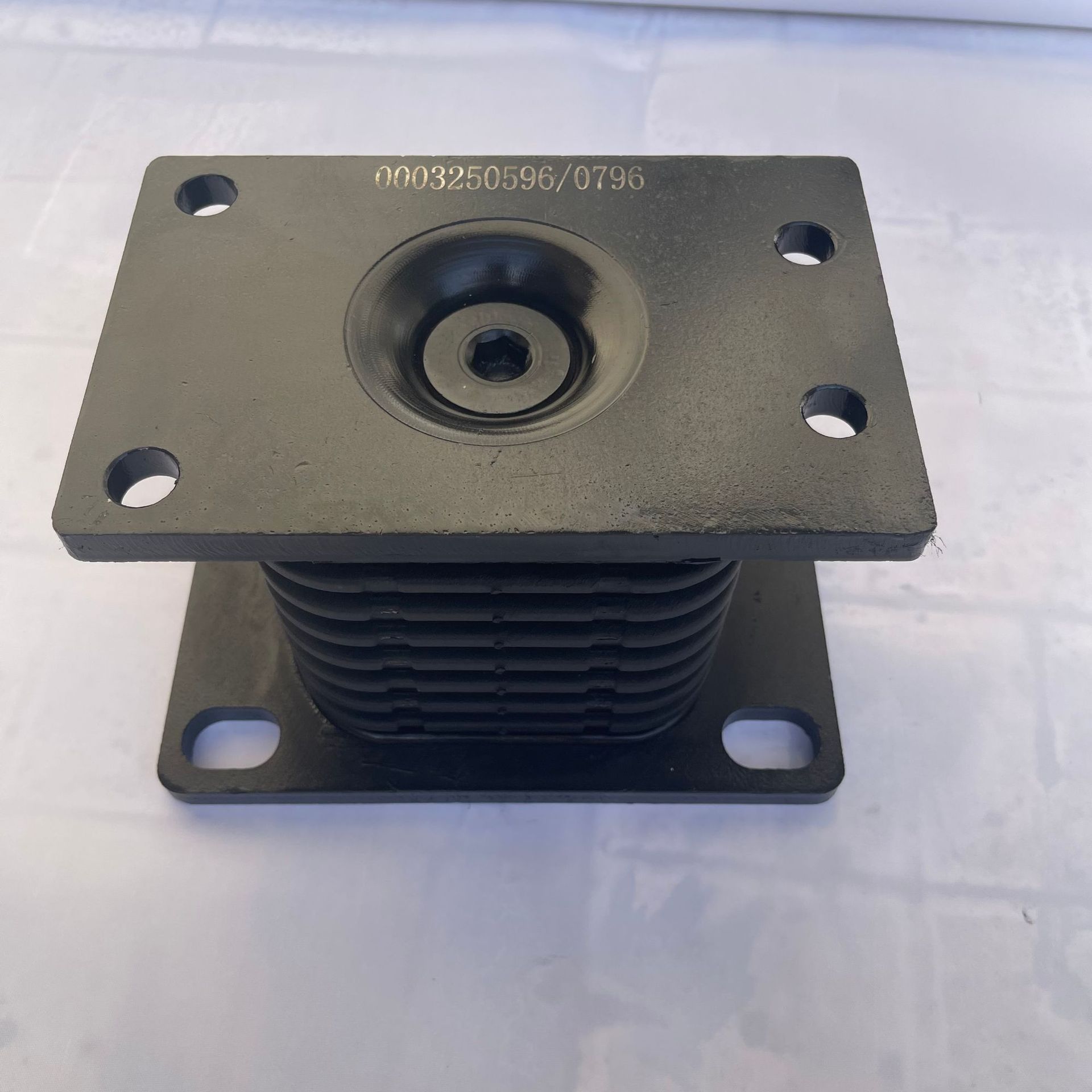 适配于重卡奔驰钢板缓冲块 钢板支座 橡胶支座0003250596/796