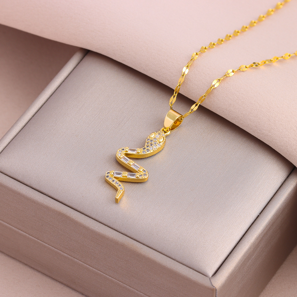 新款满锆小萌蛇项链欧美风个性时尚眼镜蛇吊坠钛钢锁骨链饰品女