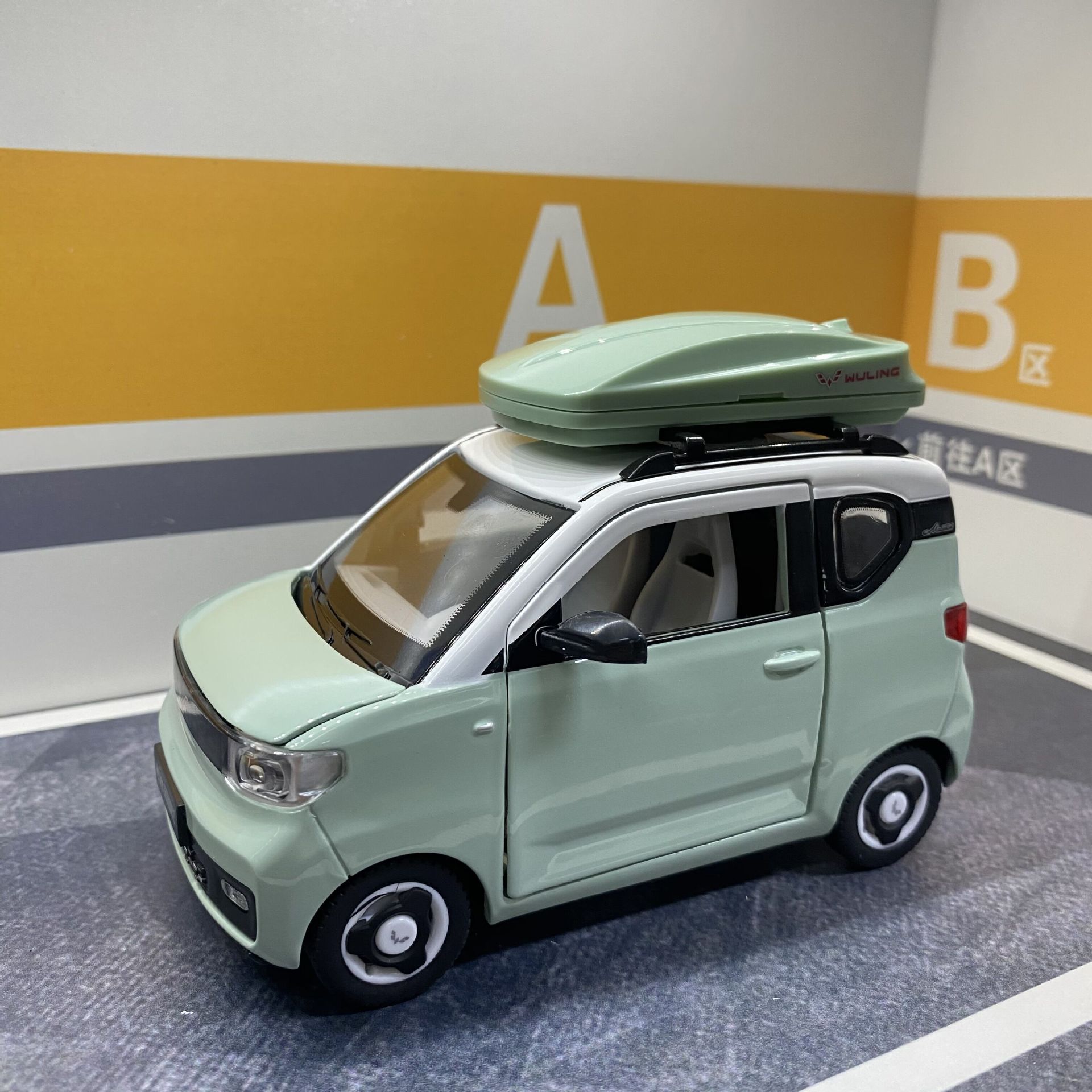 车致1:24五菱宏光miniev音乐发声充电桩四开门模型车模玩具礼盒车