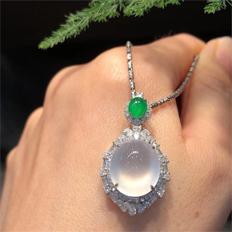 18k金陪钻石镶嵌天然缅甸a货高冰玻璃种蛋面白冰翡翠吊坠豪华女款-阿