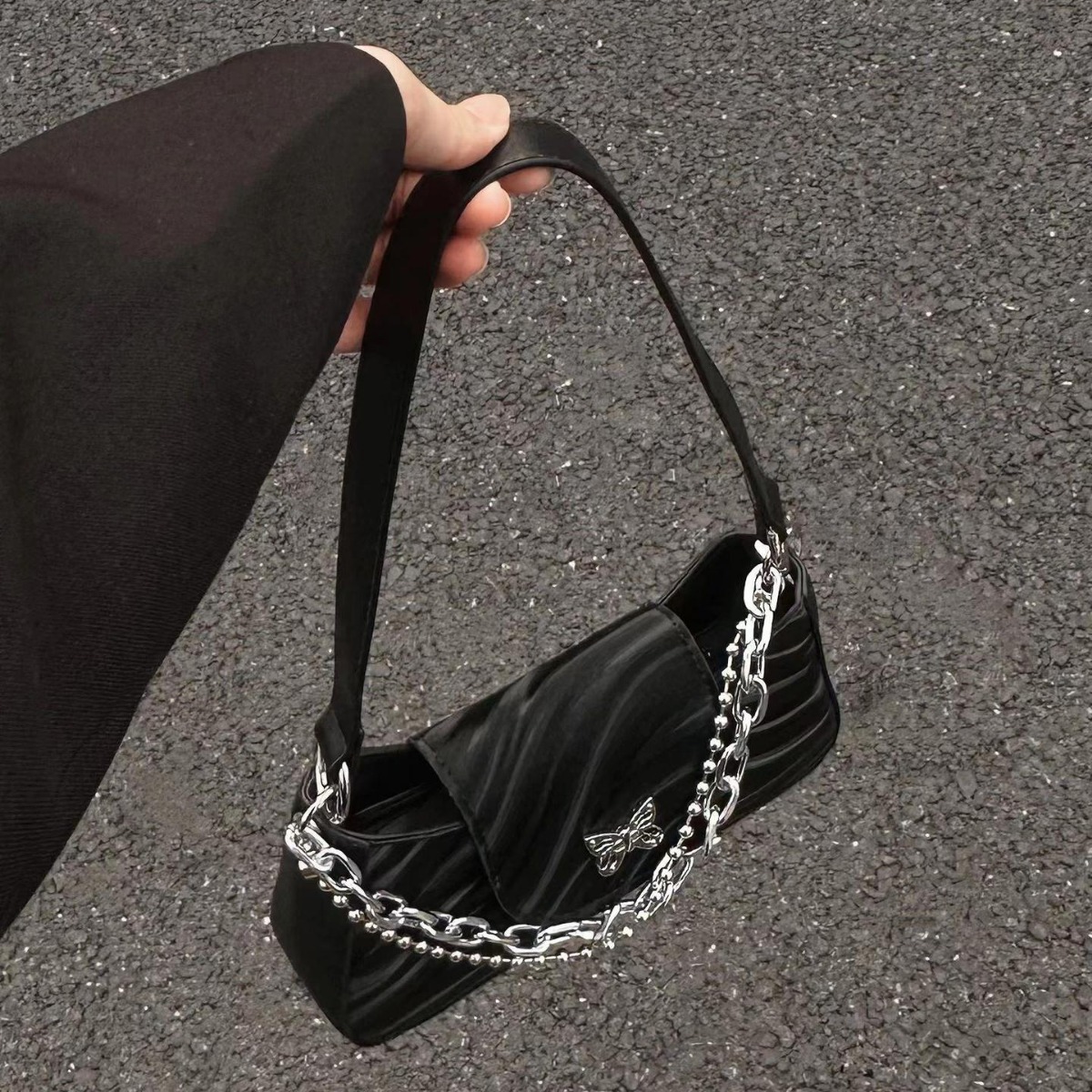 2024新款单肩斜挎包波光法棍腋下包链条甜酷高级感小众设计包包女